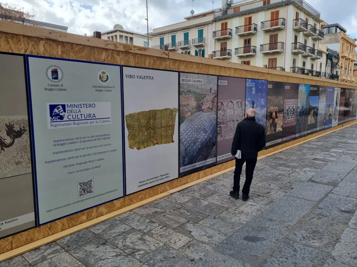 Reggio, scavi piazza De Nava: cantiere \"abbellito\" con le immagini dei siti archeologici