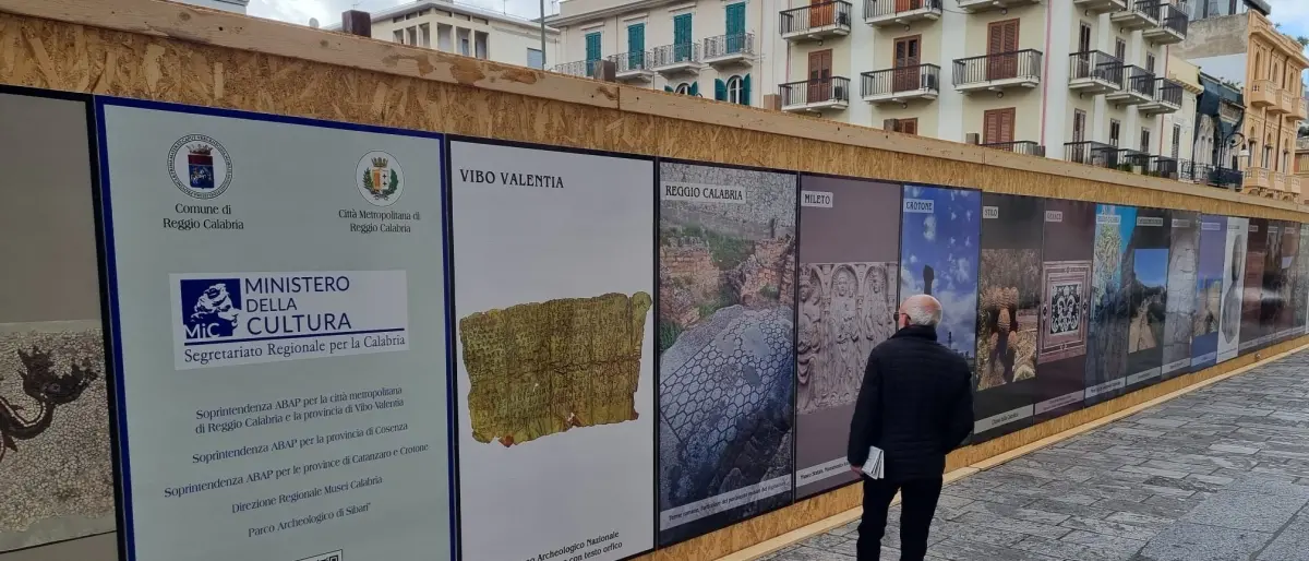 Reggio, scavi piazza De Nava: cantiere \"abbellito\" con le immagini dei siti archeologici