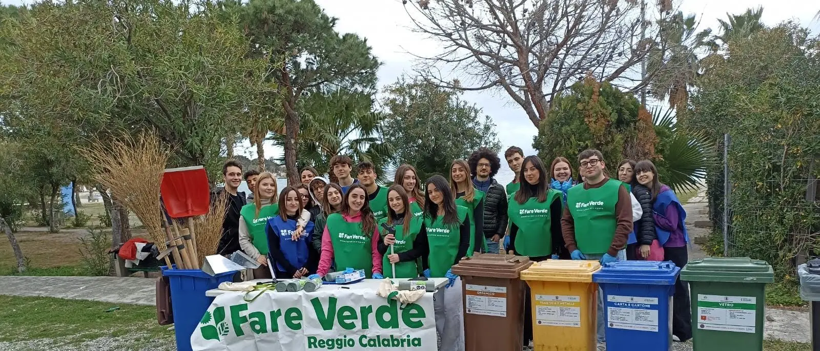Reggio, giovani e studenti ripuliscono la spiagga del Lido comunale