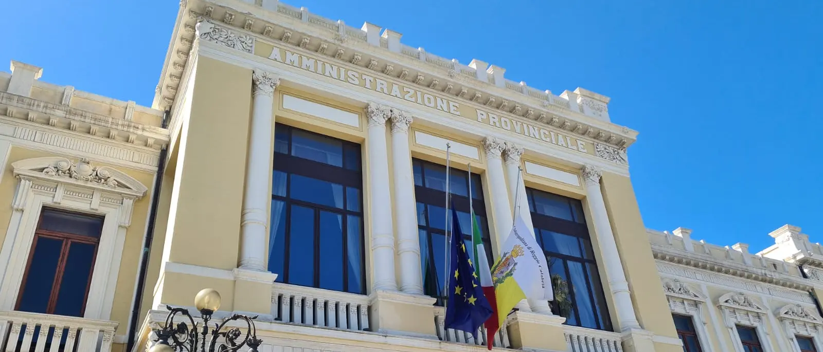 Giornata nazionale per le vittime del Covid, bandiere a mezz'asta sulla facciata della Metrocity