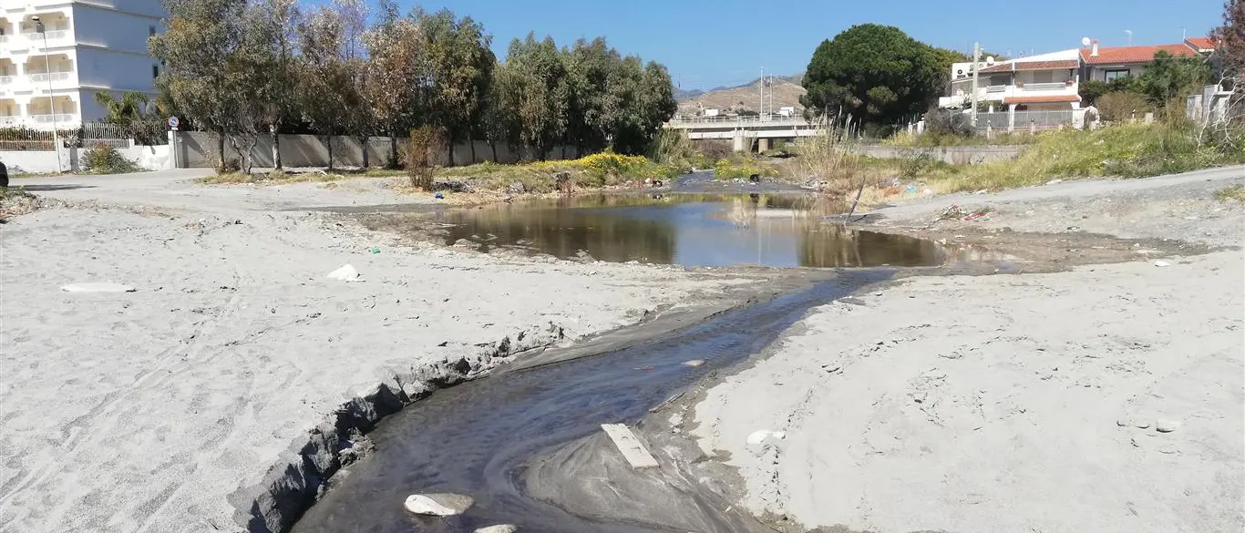 Melito, la denuncia dell'Ancadic: «Invasi da scarichi fognari compresi quelli dell'ospedale»