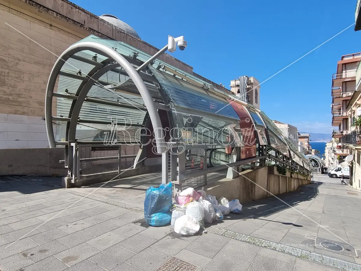 Tapis roulant a Reggio, rifiuti abbandonati all’altezza di via Filippini