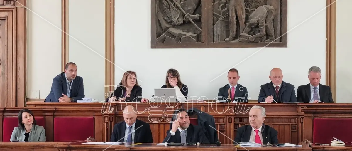 Comune di Reggio, Brunetti a muso duro: «Non farò mai un passo indietro»