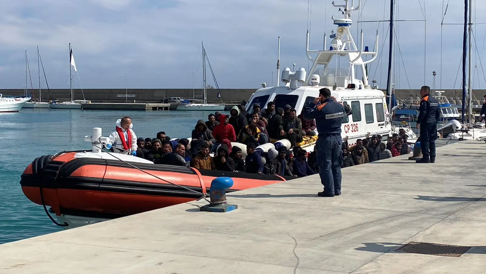Locride, prosegue l’ondata di sbarchi: salvate a Roccella altre 70 persone