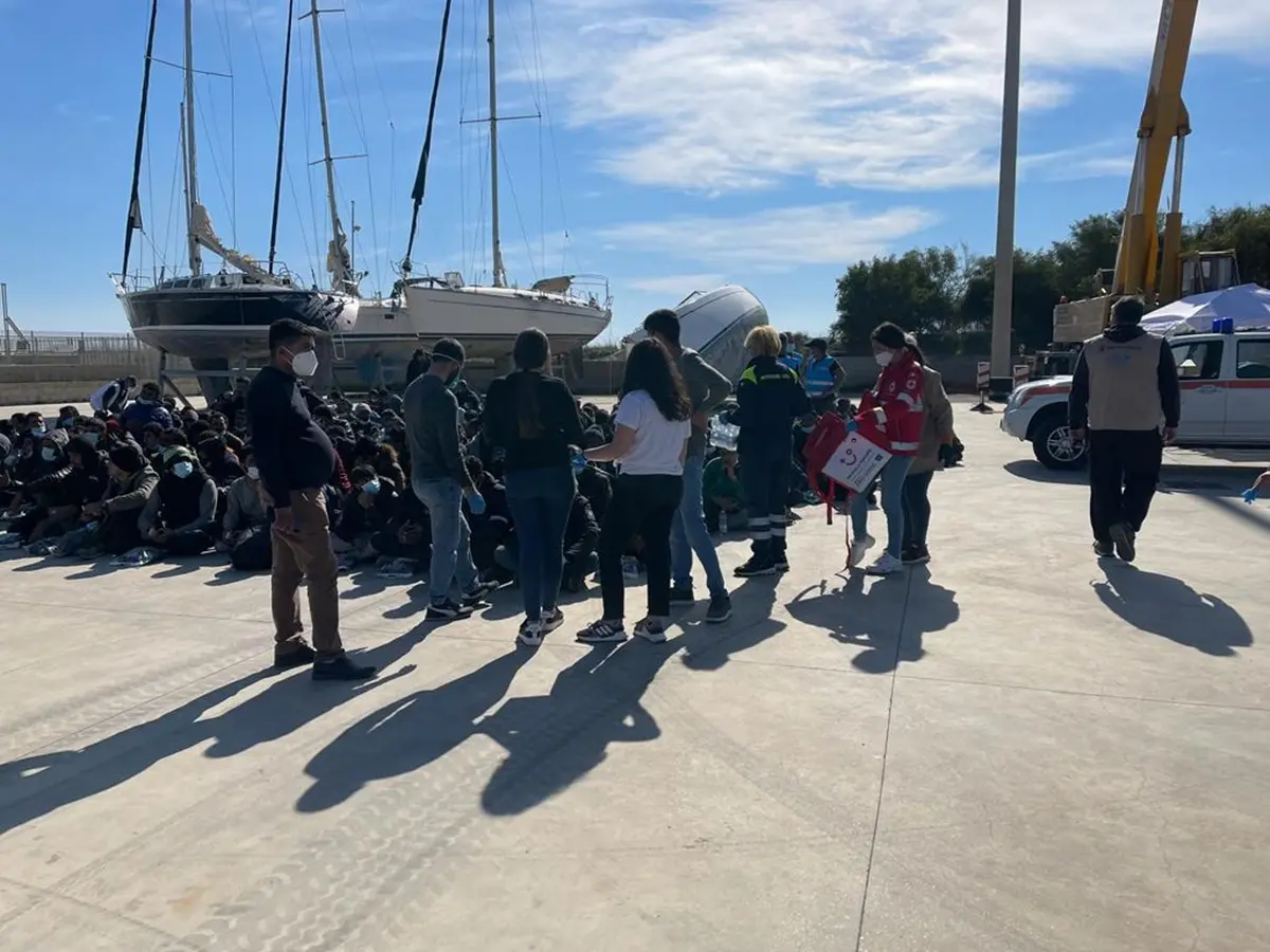 Ancora sbarchi nella Locride, soccorsi a Roccella 200 migranti: tra loro anche un cadavere