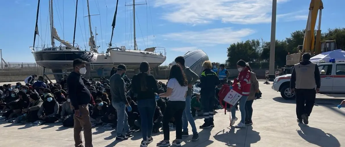 Ancora sbarchi nella Locride, soccorsi a Roccella 200 migranti: tra loro anche un cadavere
