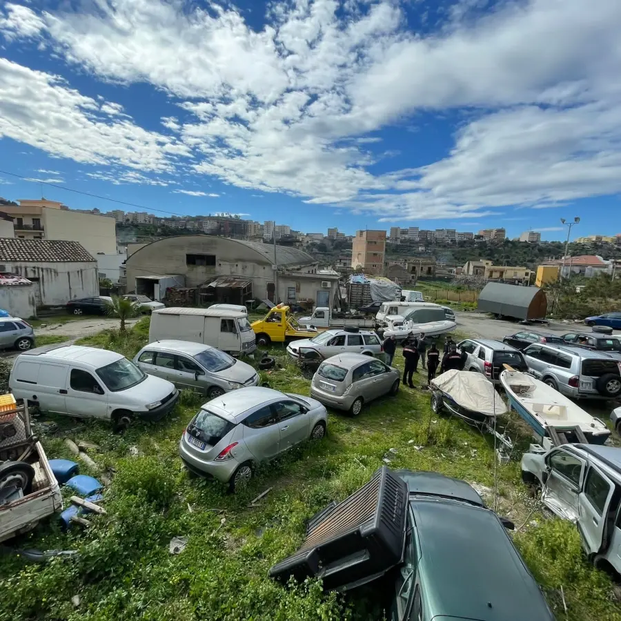 Reggio, cimitero di auto gestito illegalmente: sequestrato deposito a San Cristofaro