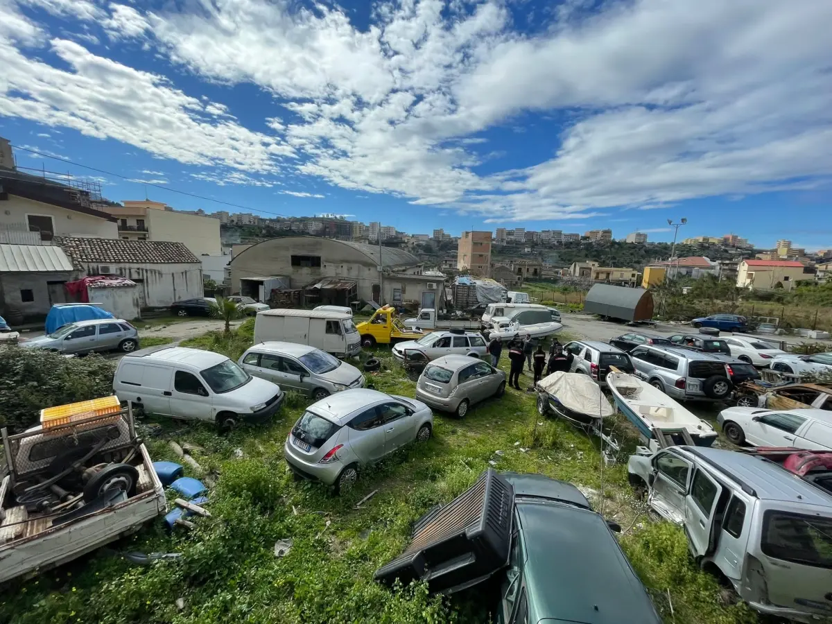 Reggio, cimitero di auto gestito illegalmente: sequestrato deposito a San Cristofaro