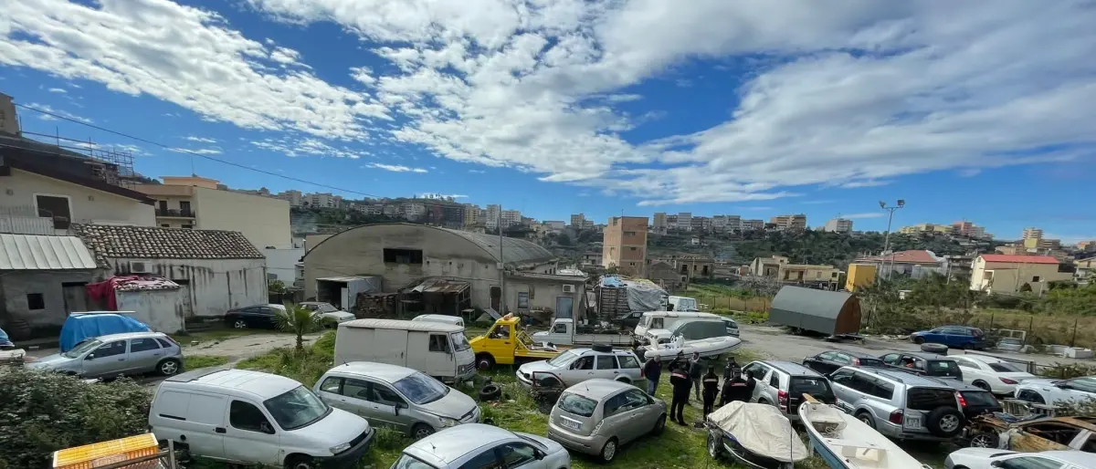 Reggio, cimitero di auto gestito illegalmente: sequestrato deposito a San Cristofaro