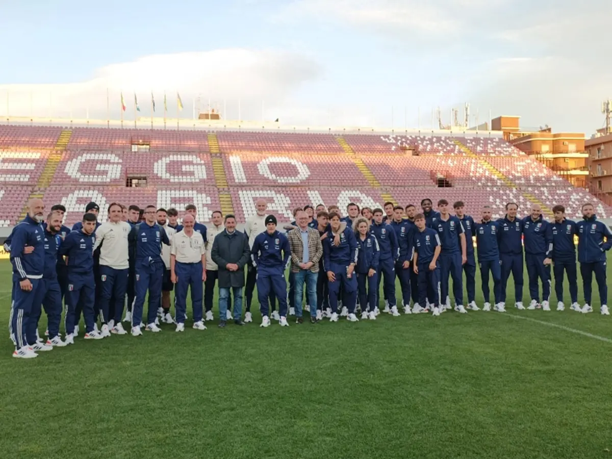 Italia-Ucraina U21 a Reggio, donati agli azzurrini una litografia e un libro sui Bronzi