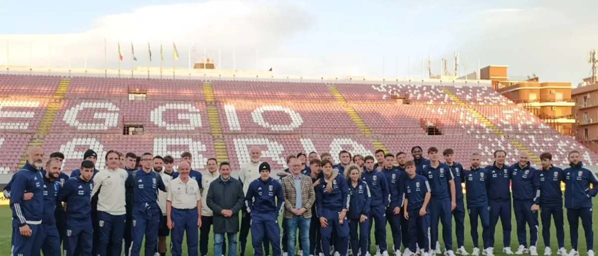 Italia-Ucraina U21 a Reggio, donati agli azzurrini una litografia e un libro sui Bronzi
