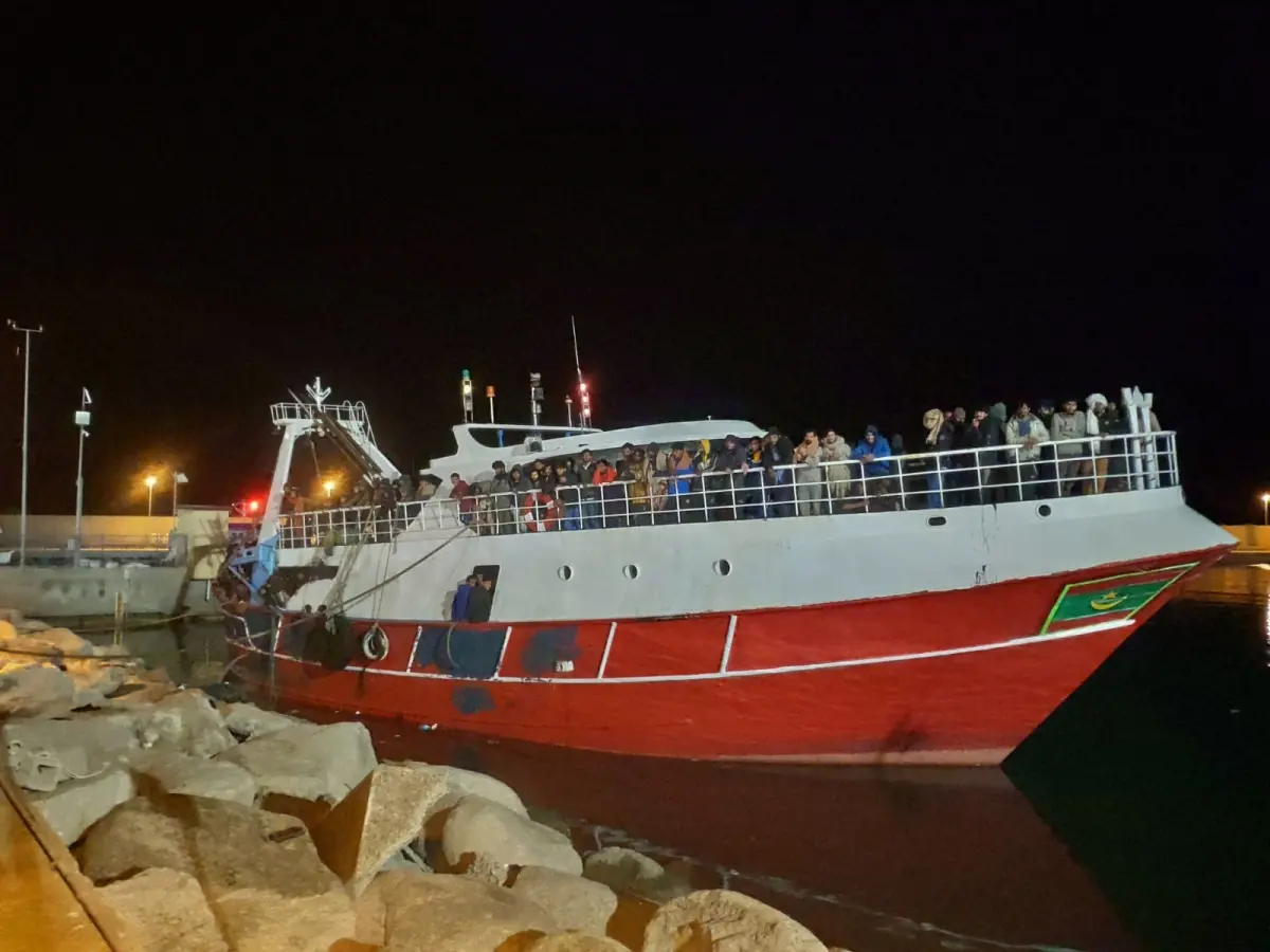 Roccella, adesso è emergenza: soccorsi nella notte 650 migranti - FOTOGALLERY