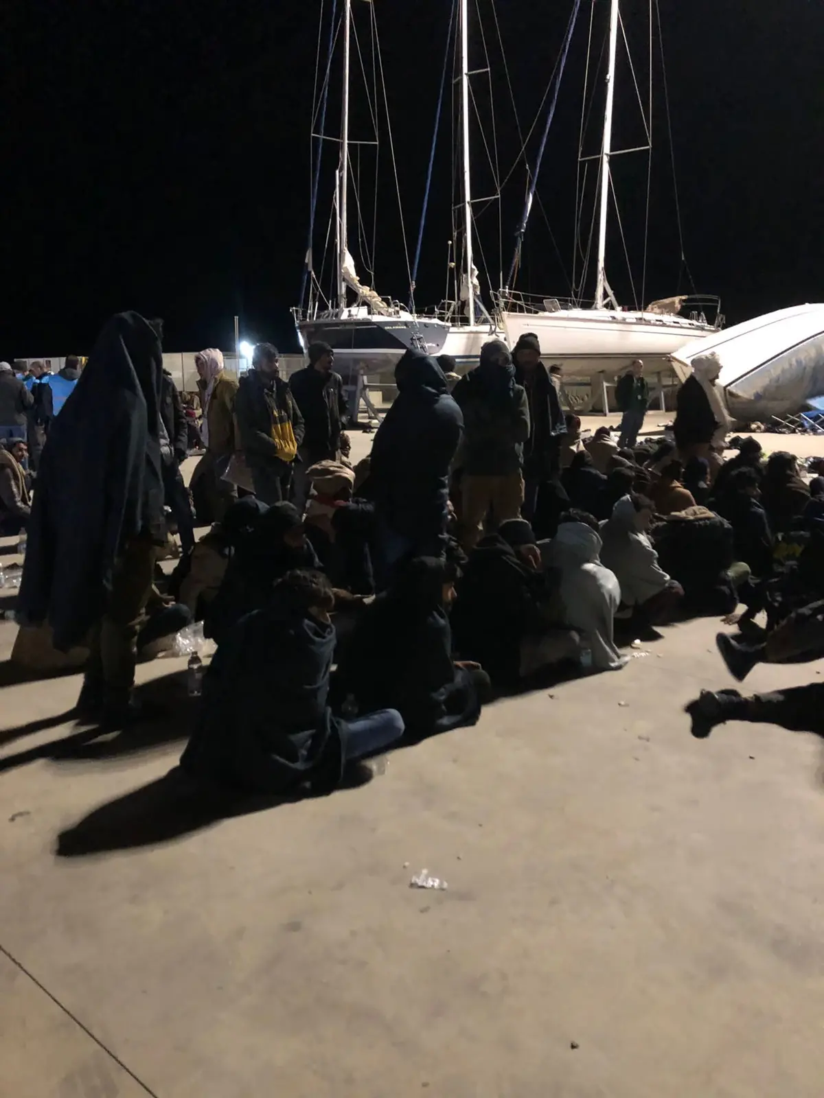 Migranti, nuovo sbarco a Roccella Jonica: soccorse nella notte 95 persone