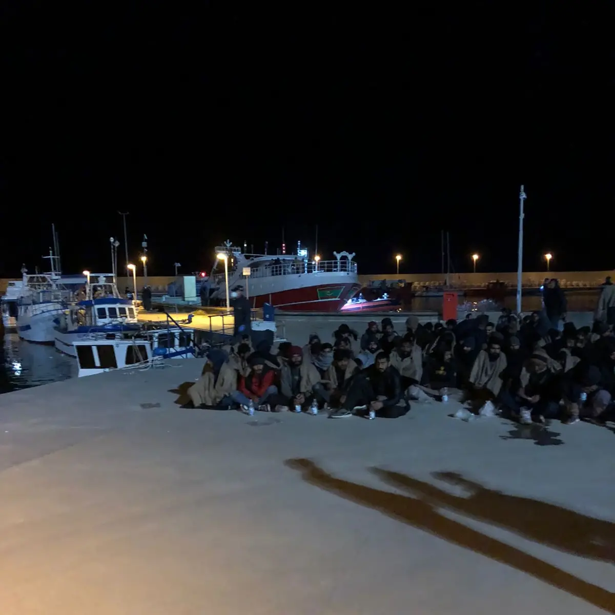 Roccella Jonica, soccorsi 120 migranti in una barca a vela
