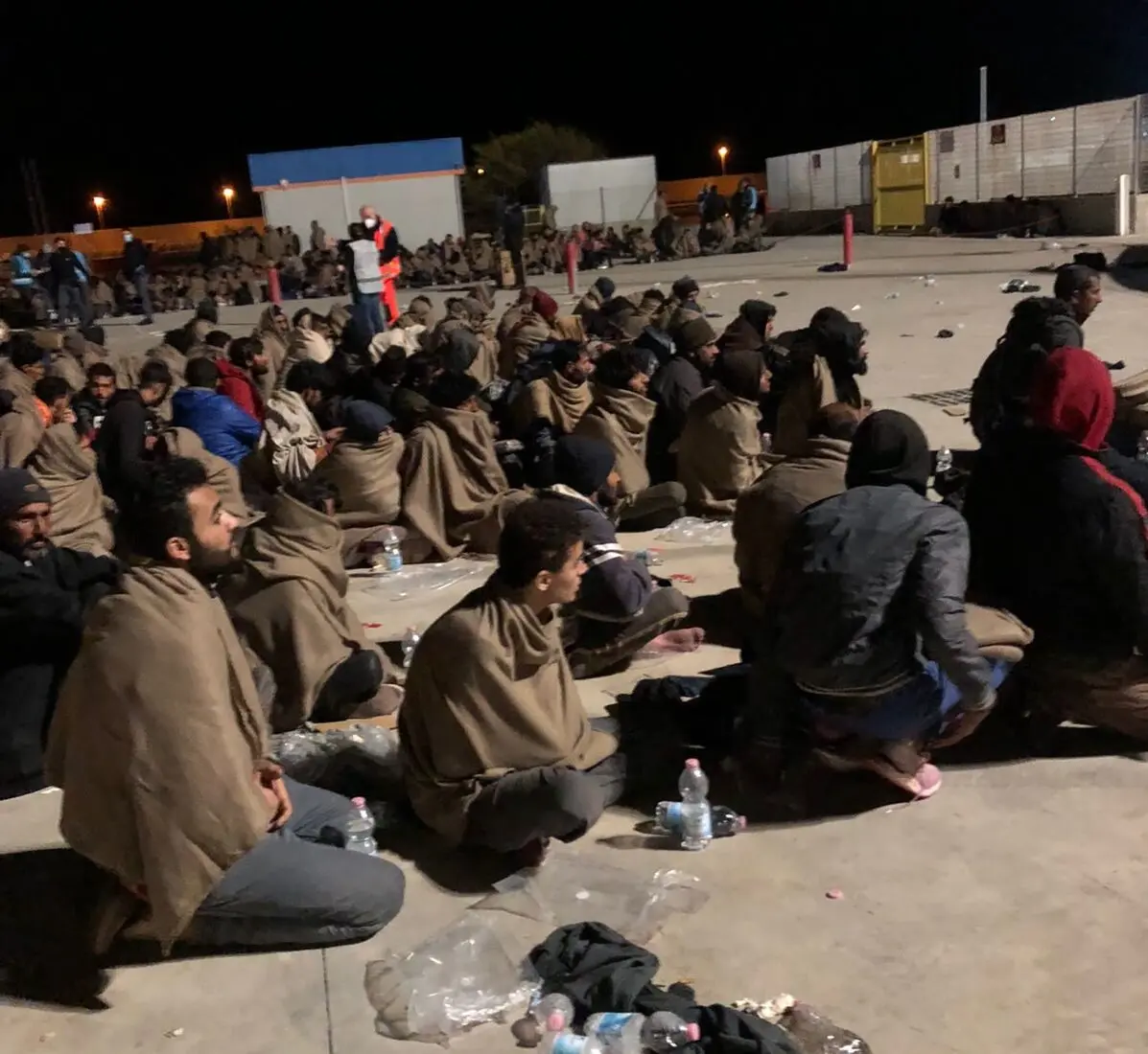 Roccella, ancora sbarchi di migranti: soccorse nella notte 130 persone