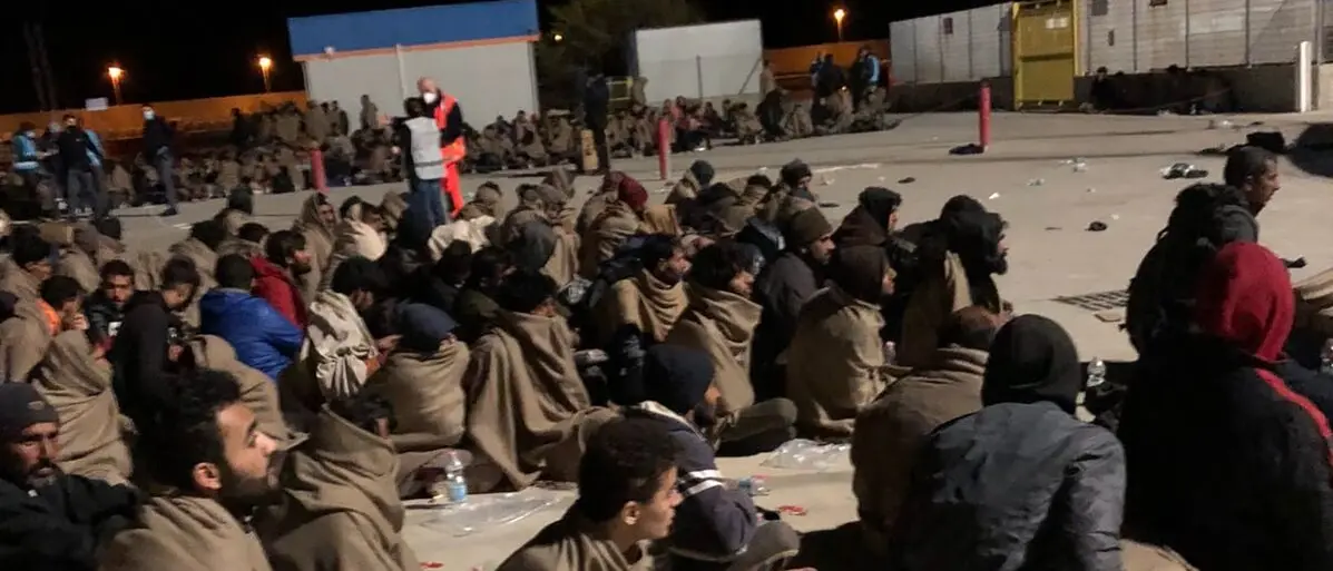 Roccella, ancora sbarchi di migranti: soccorse nella notte 130 persone