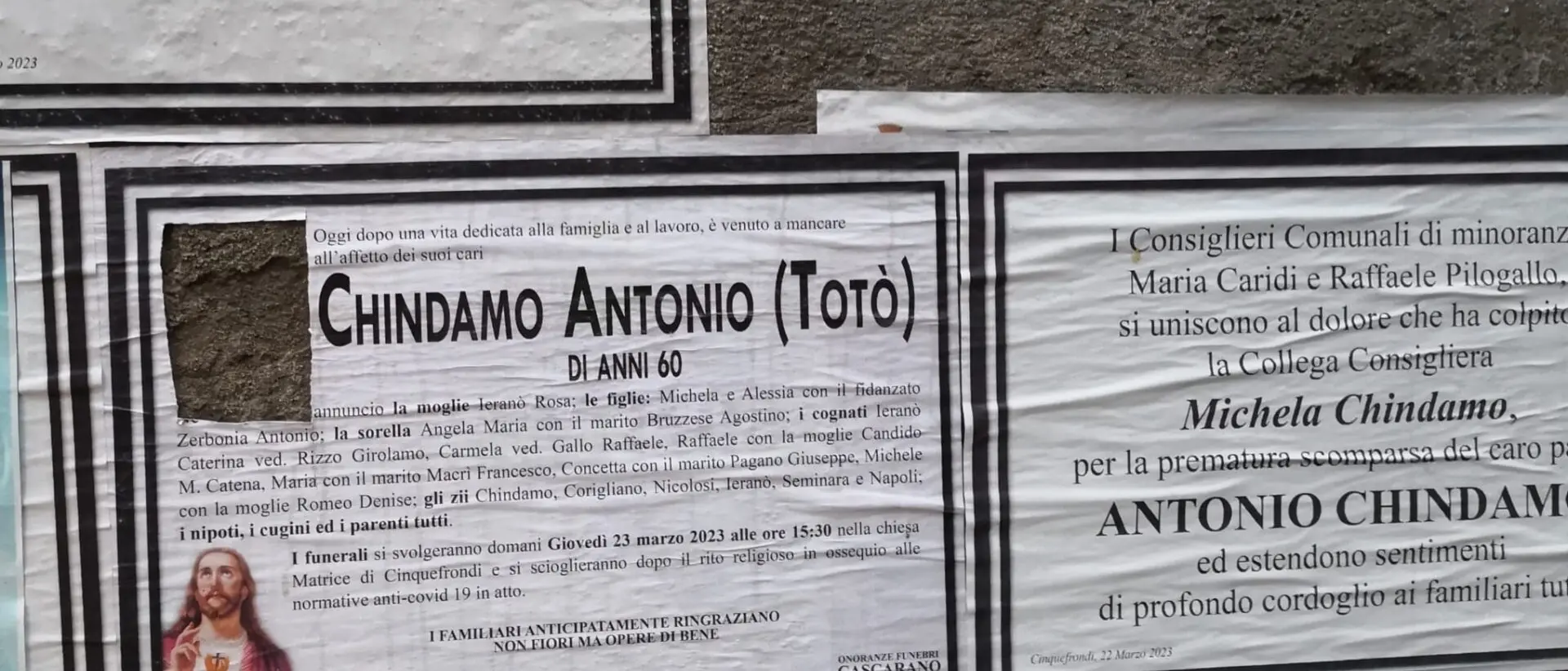 Cinquefrondi, la denuncia di Michela Chindamo: «Sfregiato il manifesto funebre di mio padre»