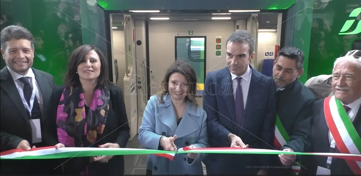 Parte da Reggio il primo treno Blues della Calabria, Occhiuto: «Miglioriamo i trasporti sulla fascia ionica» - VIDEO