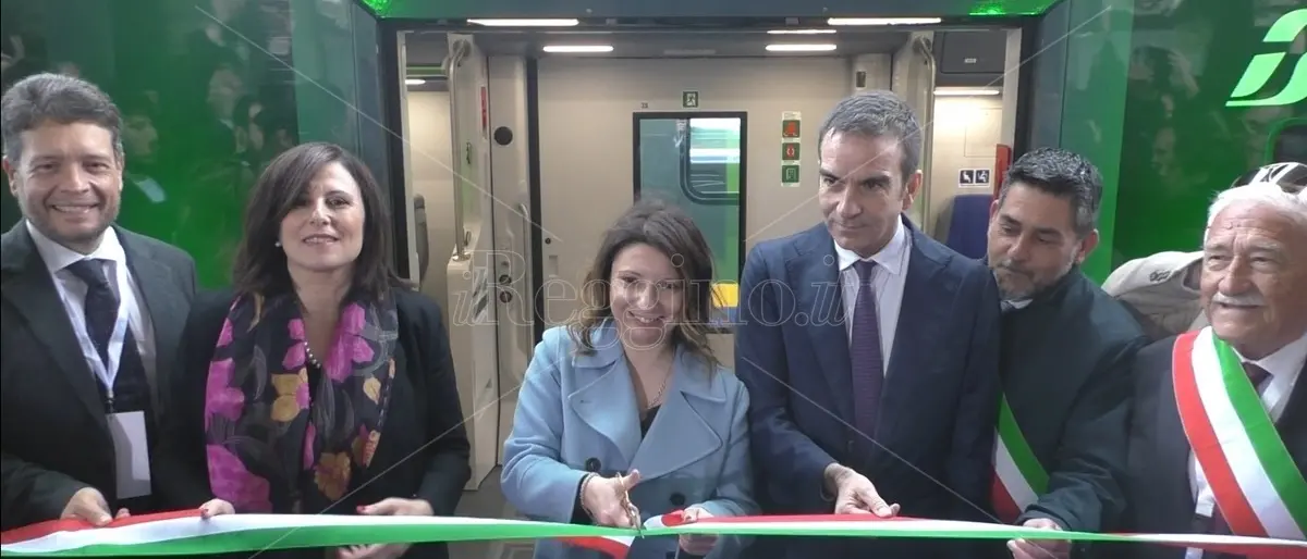 Parte da Reggio il primo treno Blues della Calabria, Occhiuto: «Miglioriamo i trasporti sulla fascia ionica» - VIDEO