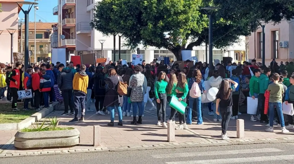Gioia Tauro in piazza contro la ‘Ndrangheta: la sfida di studenti, cittadini e sindaci - LIVE