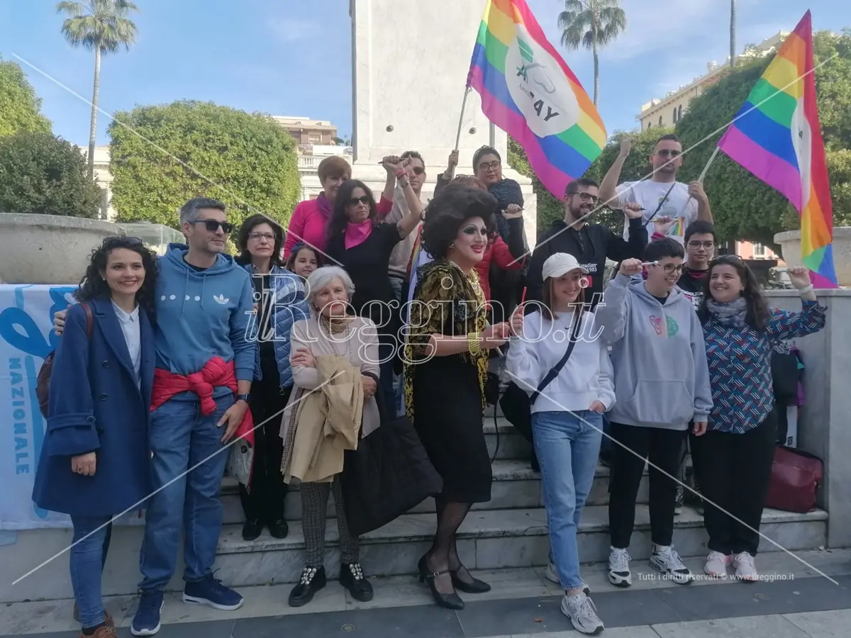Arcigay in piazza a Reggio, Calabrò: «Non faremo un passo indietro sui diritti dei bambini» - FOTOGALLERY