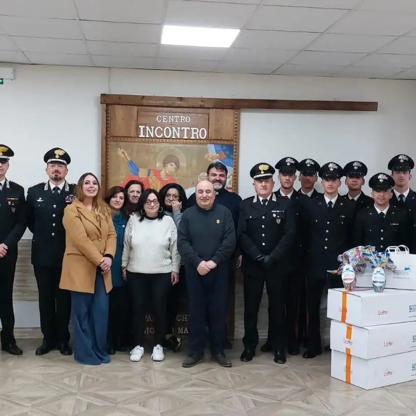 Reggio, gli Allievi della Scuola Carabinieri donano uova pasquali ai piccoli degenti del Gom