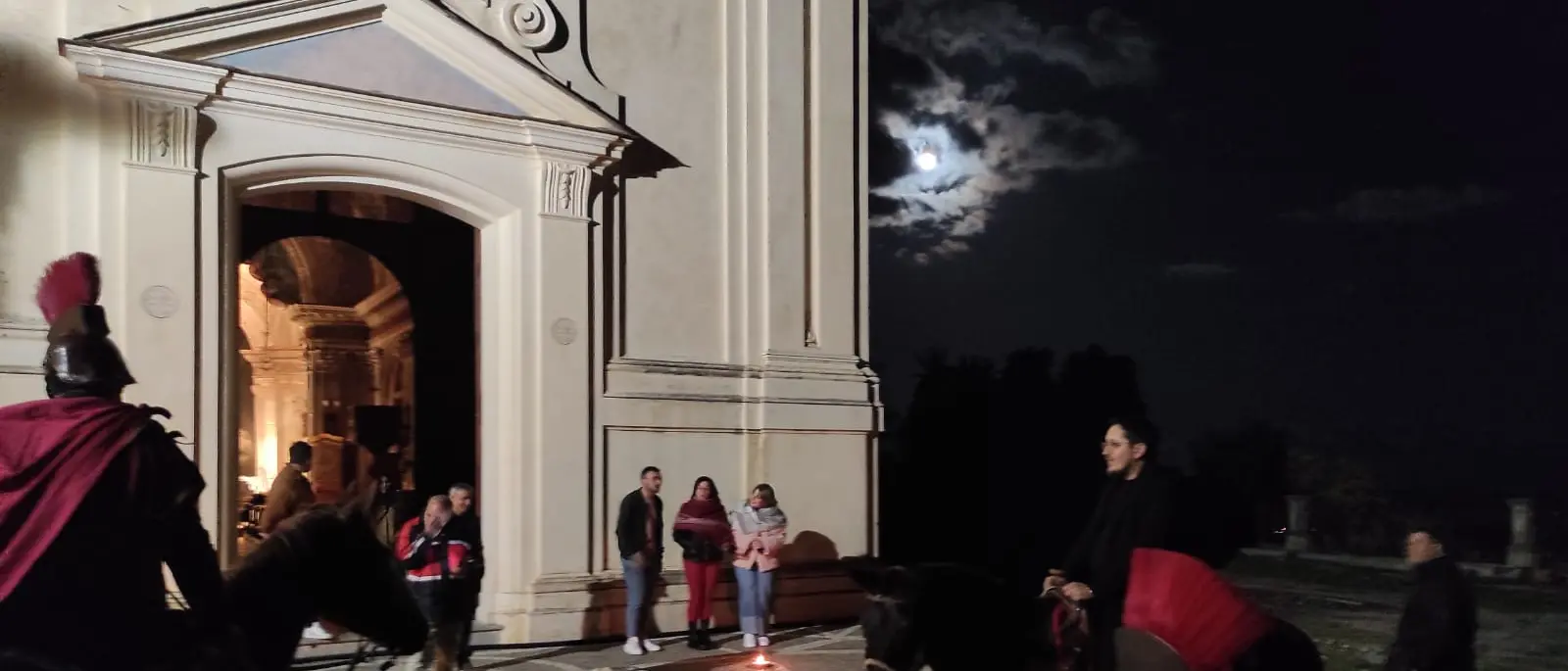 Caulonia, il prete paga la multa e compare a cavallo