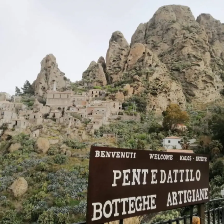 Pentedattilo, la rinascita del borgo all’ombra delle cinque dita attraverso l’arte e la tradizione