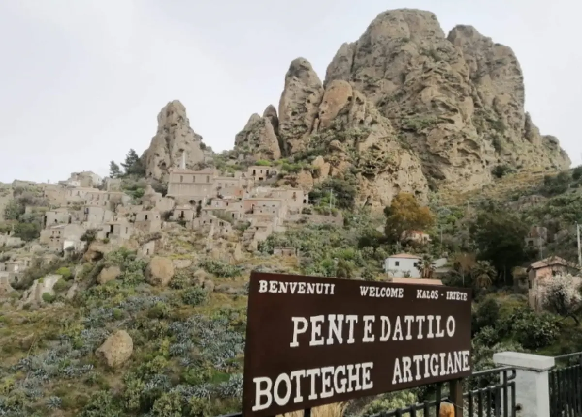 Pentedattilo, la rinascita del borgo all’ombra delle cinque dita attraverso l’arte e la tradizione
