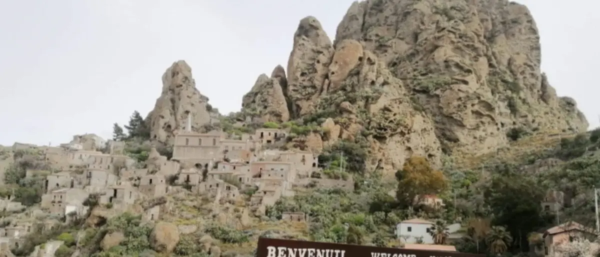 Pentedattilo, la rinascita del borgo all’ombra delle cinque dita attraverso l’arte e la tradizione