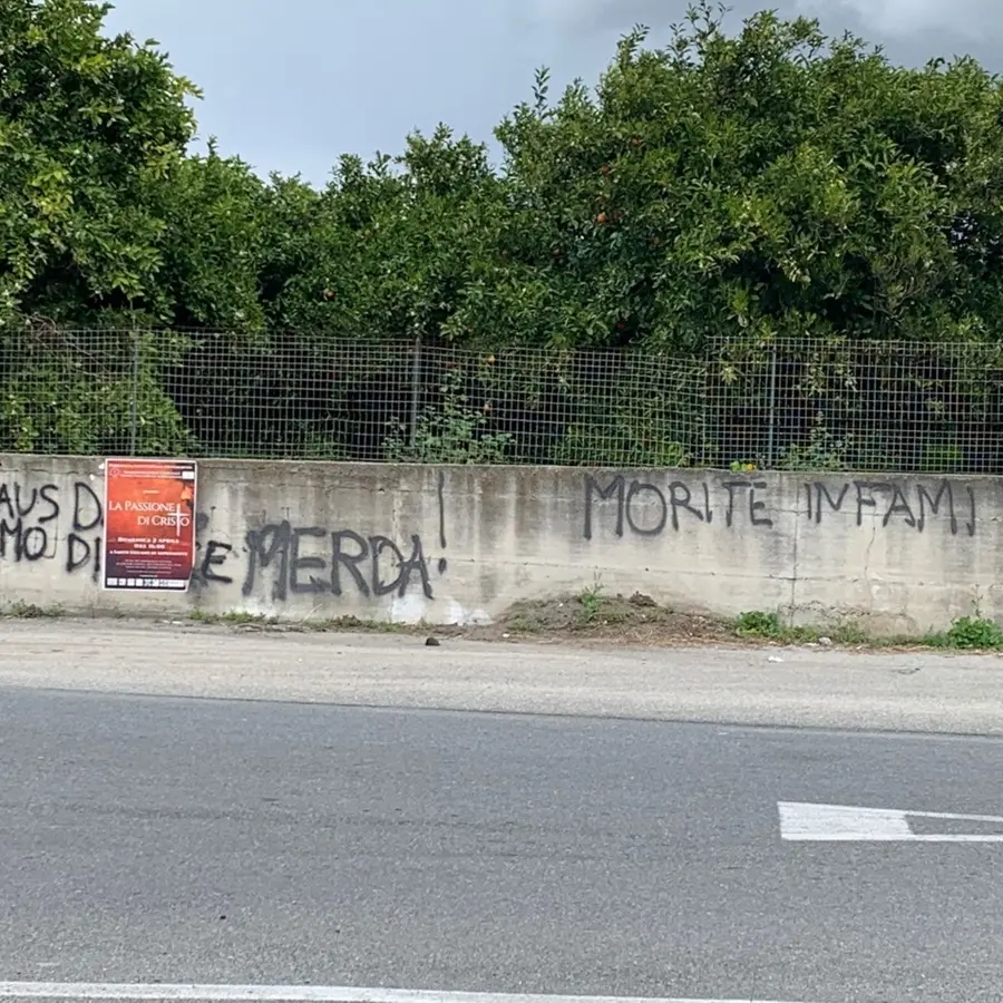 Reggio, nuove minacce sui muri della città a Klaus Davi: «Sei un uomo di m...»