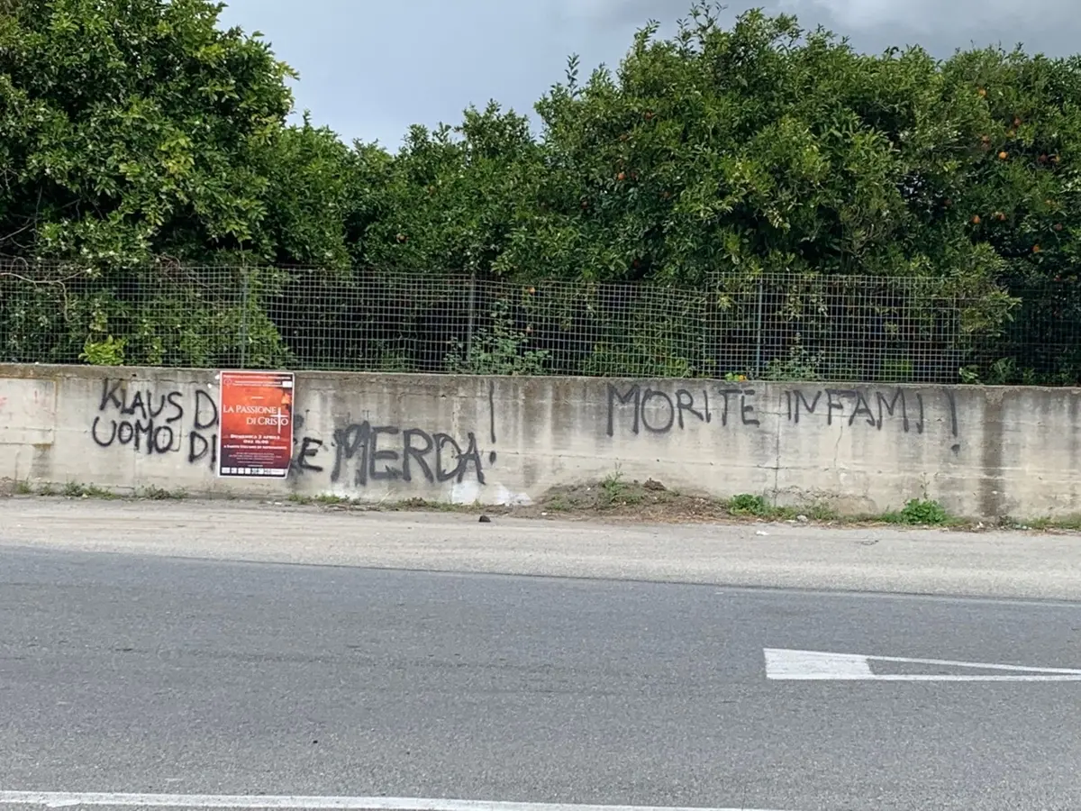 Reggio, nuove minacce sui muri della città a Klaus Davi: «Sei un uomo di m...»