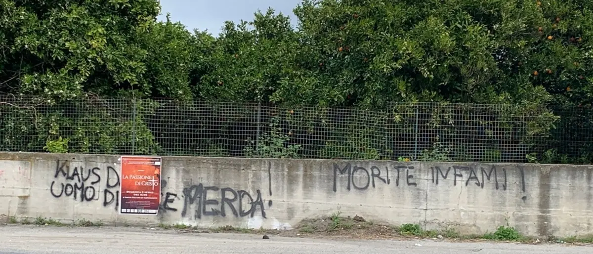 Reggio, nuove minacce sui muri della città a Klaus Davi: «Sei un uomo di m...»