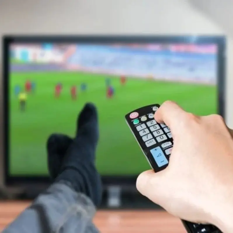 Napoli, rigore negato in tv: il marito reagisce male, la moglie fraintende e lo accoltella\n