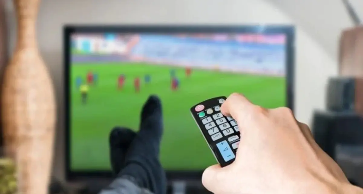 Napoli, rigore negato in tv: il marito reagisce male, la moglie fraintende e lo accoltella\n