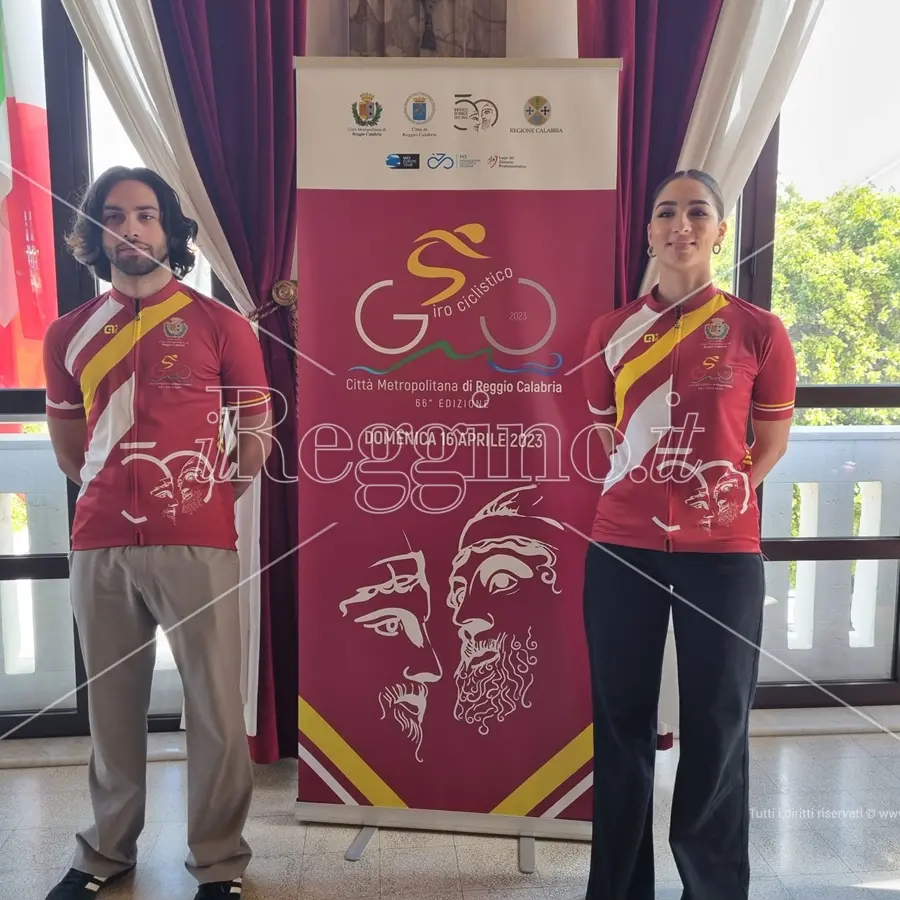 Giro ciclistico a Reggio, ecco la maglia amaranto coi colori di Metrocity e il volto dei Bronzi - VIDEO