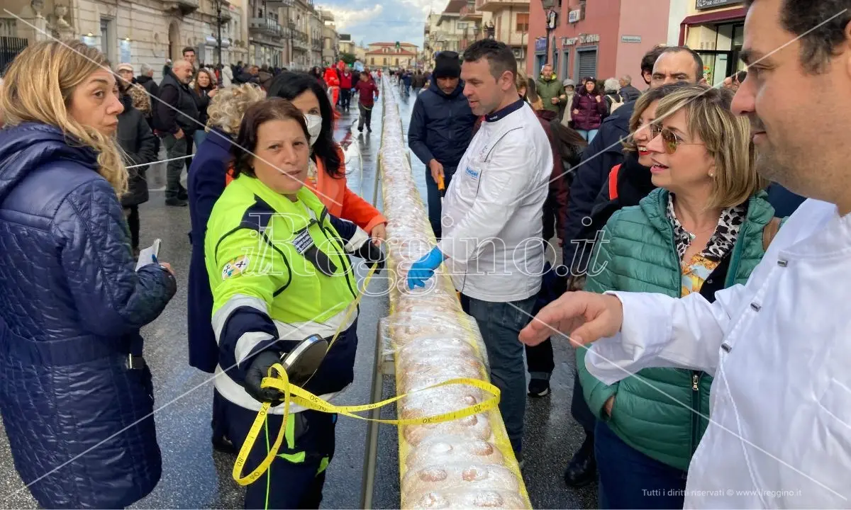 Siderno, torna la Sguta: il dolce pasquale più lungo del mondo