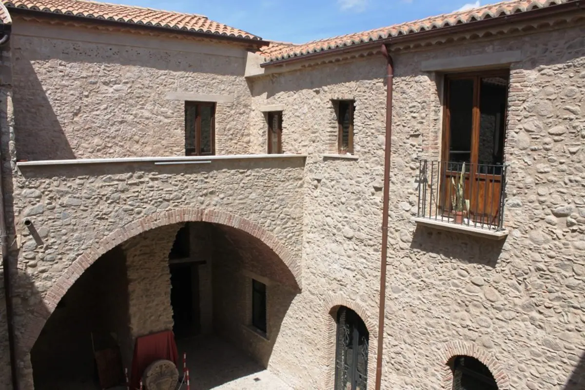 Roccella, all'Ex convento dei Minimi Jonica in mostra gli \"Spazi sospesi\" di Rita Alleruzzo