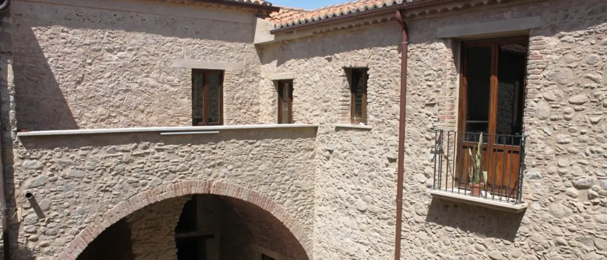 A Roccella l'esposizione “Mediterraneo, gli invisibili” di Tina Parisi