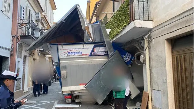 Incidente a Roccella Jonica, camion contro balcone in pieno centro