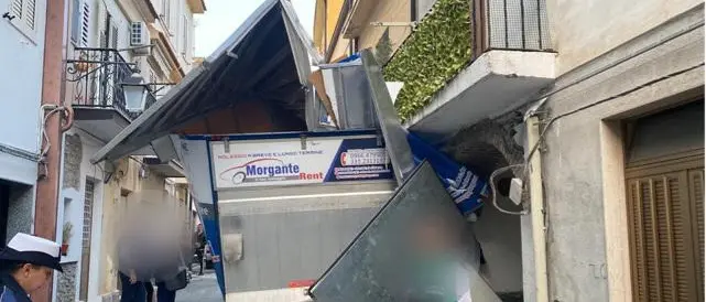 Incidente a Roccella Jonica, camion contro balcone in pieno centro