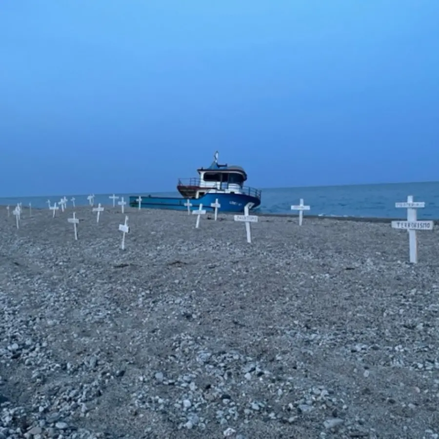 Croci sulla spiaggia di Riace, l’iniziativa di Nfp sull’immigrazione clandestina