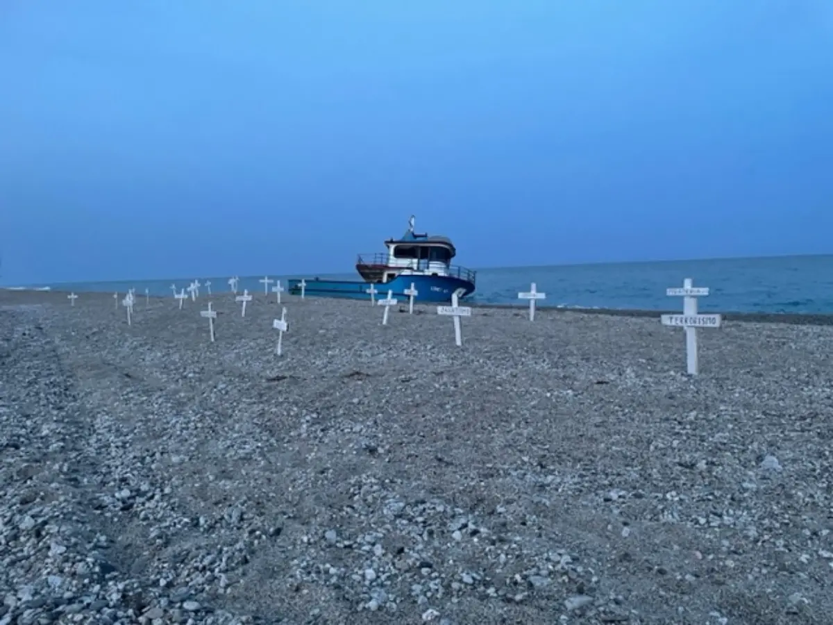 Croci sulla spiaggia di Riace, l’iniziativa di Nfp sull’immigrazione clandestina