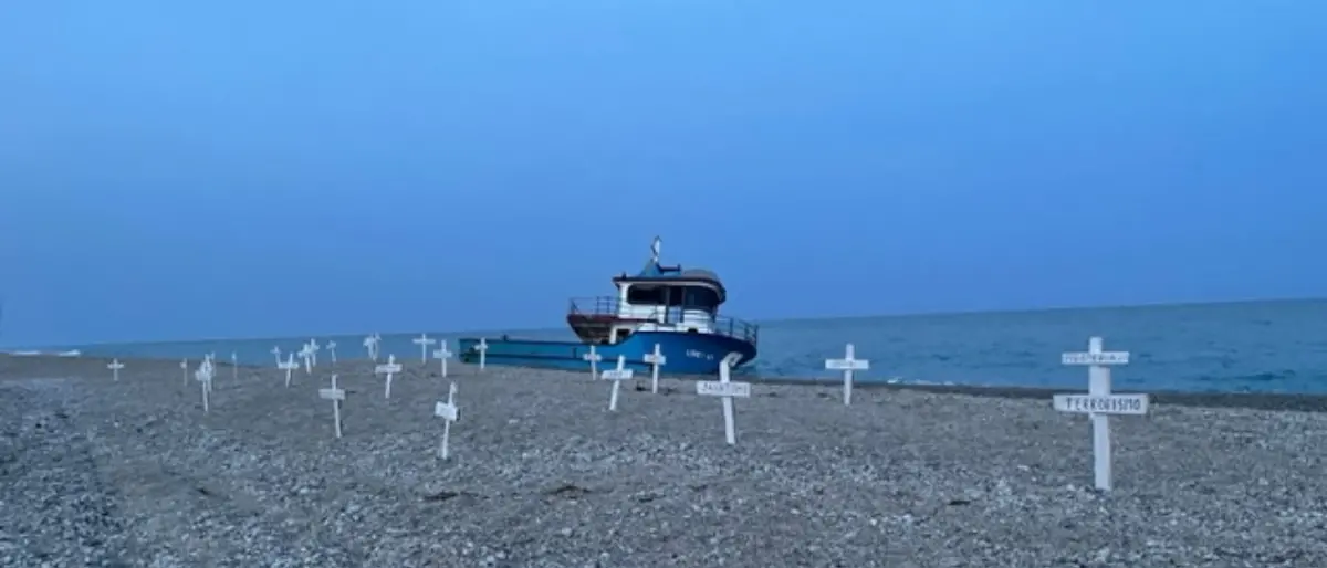 Croci sulla spiaggia di Riace, l’iniziativa di Nfp sull’immigrazione clandestina