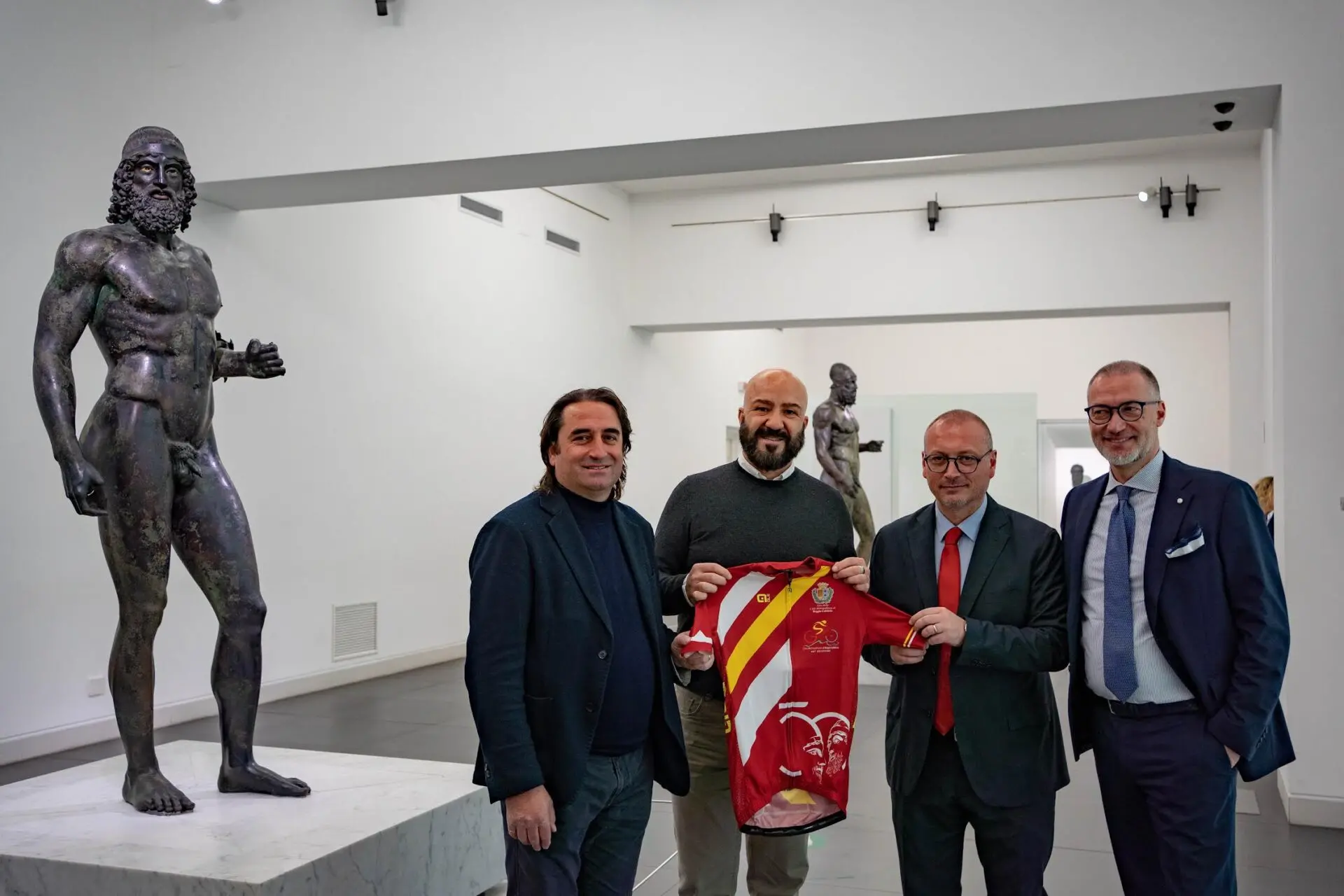 Il Giro della Metrocity omaggia i Bronzi di Riace: al Museo di Reggio la consegna della Maglia Amaranto