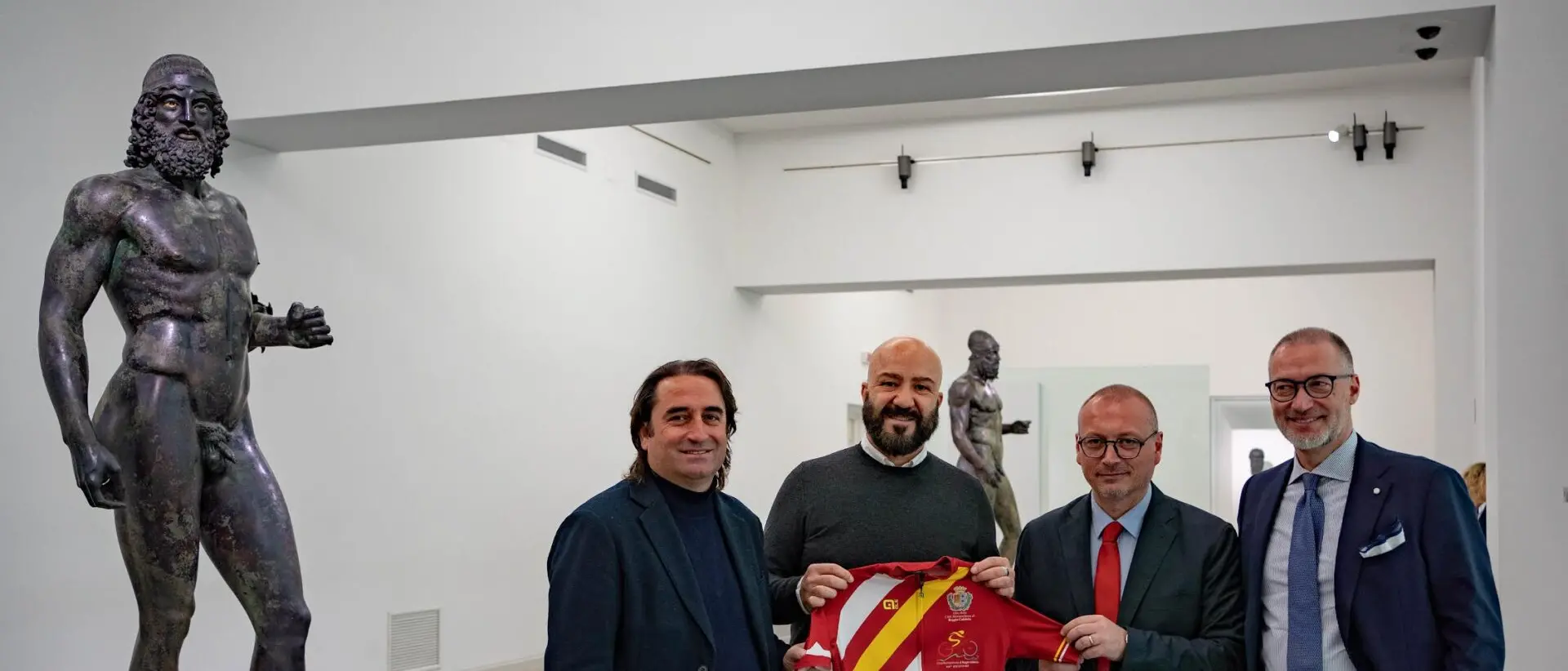 Il Giro della Metrocity omaggia i Bronzi di Riace: al Museo di Reggio la consegna della Maglia Amaranto