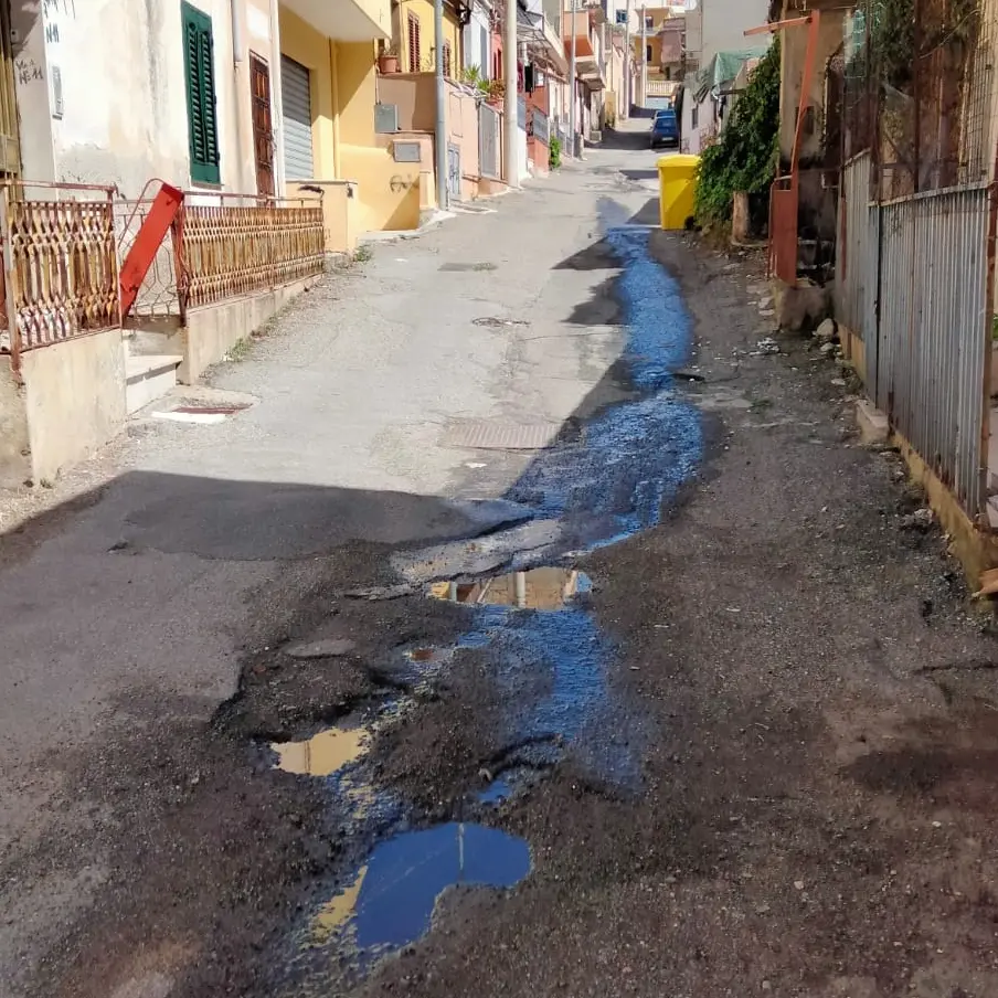 Reggio, Rione G in attesa di interventi: neppure le perdite di acqua sono state riparate - FOTO