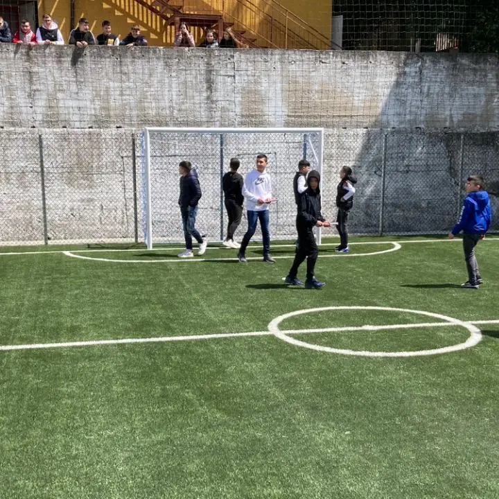 Platì, consegnato un campetto di calcio agli studenti dell’Istituto De Amicis