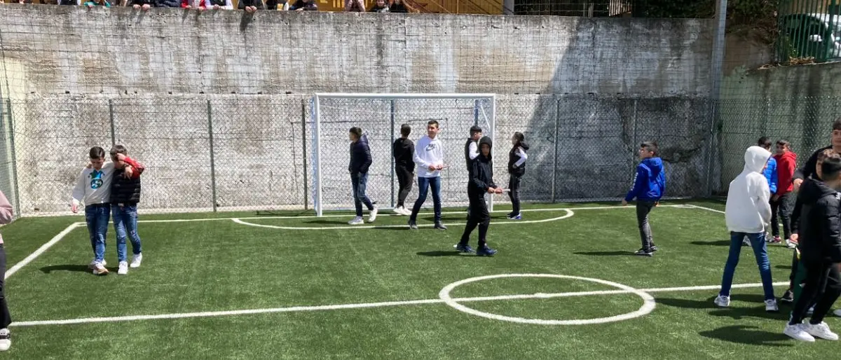 Platì, consegnato un campetto di calcio agli studenti dell’Istituto De Amicis
