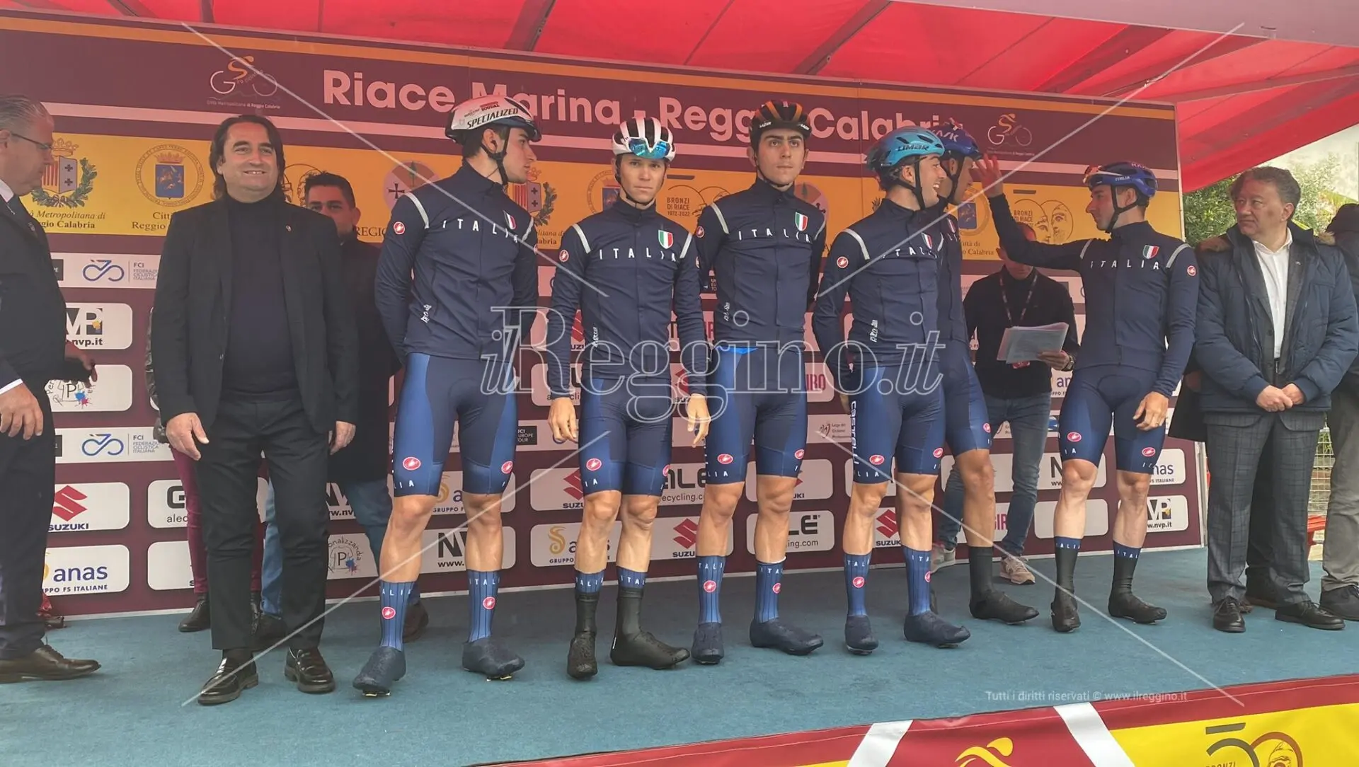 Ciclismo, al via da Riace il giro della provincia di Reggio: applausi per Viviani e Sbabo